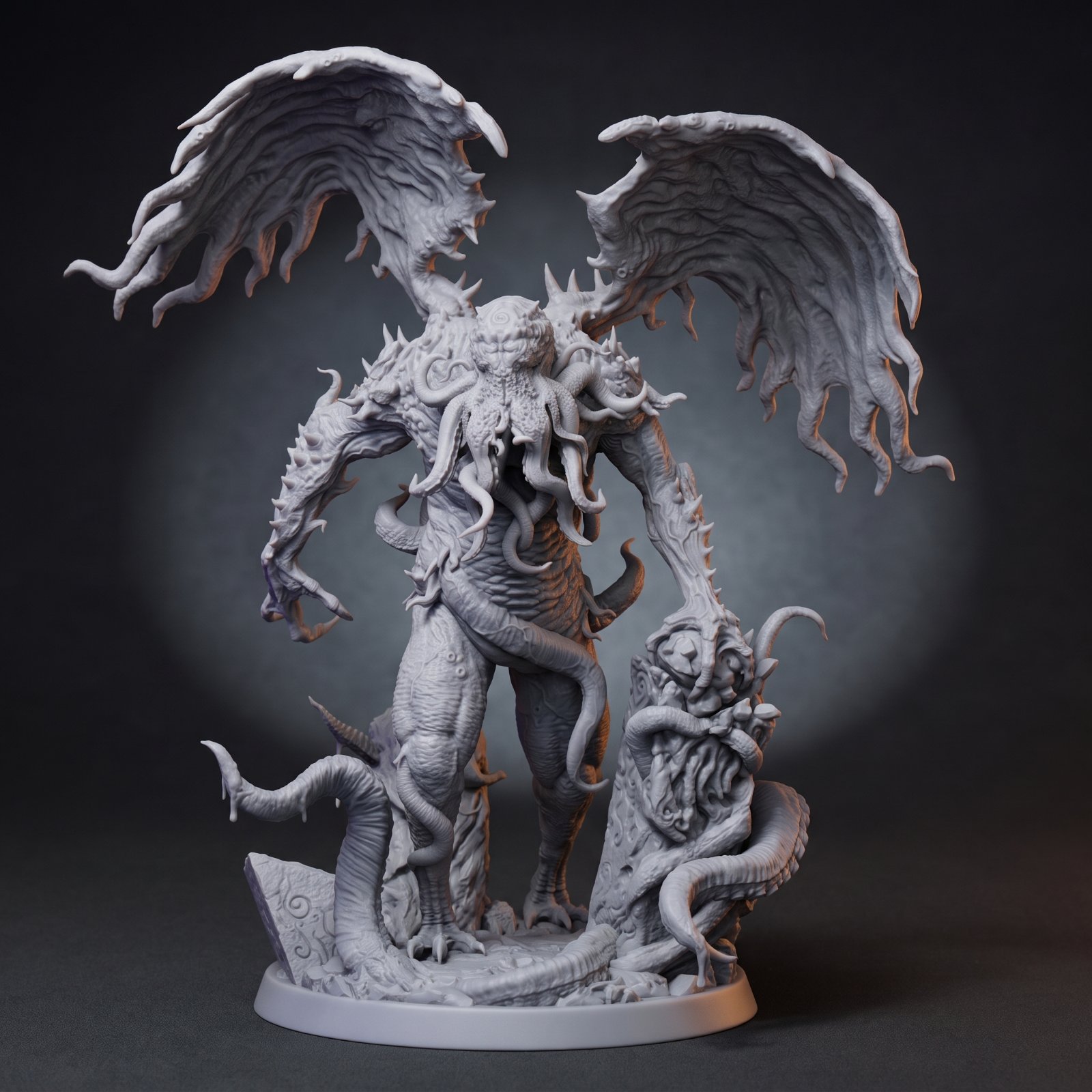 Niepomalowana szara figurka Cthulhu z żywicy na ciemnym tle